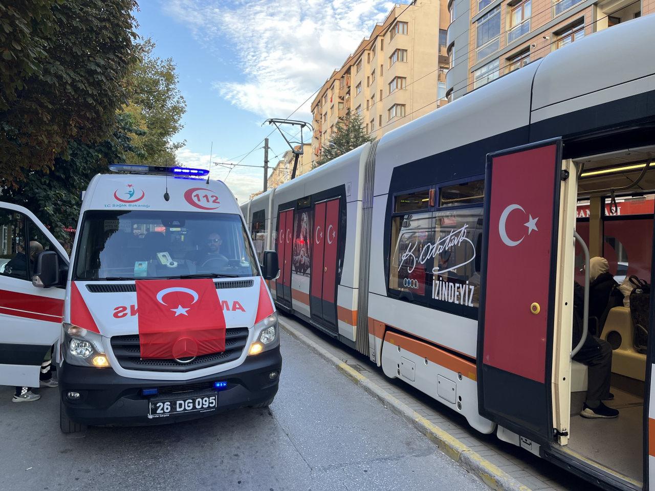 Eskişehir’de feci kaza: Bacağı tramvayın altında kaldı!