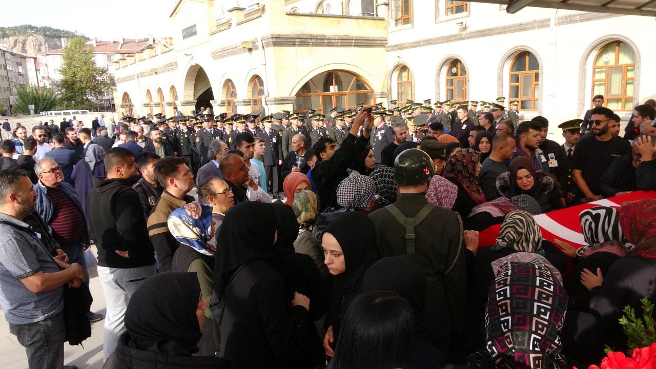 Şehide yürek yakan veda: tabutuna sarılan ailesi gözyaşına boğuldu