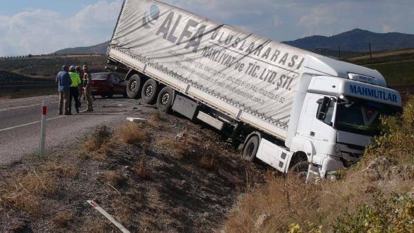 Kilis'te TIR ile minibüs çarpıştı