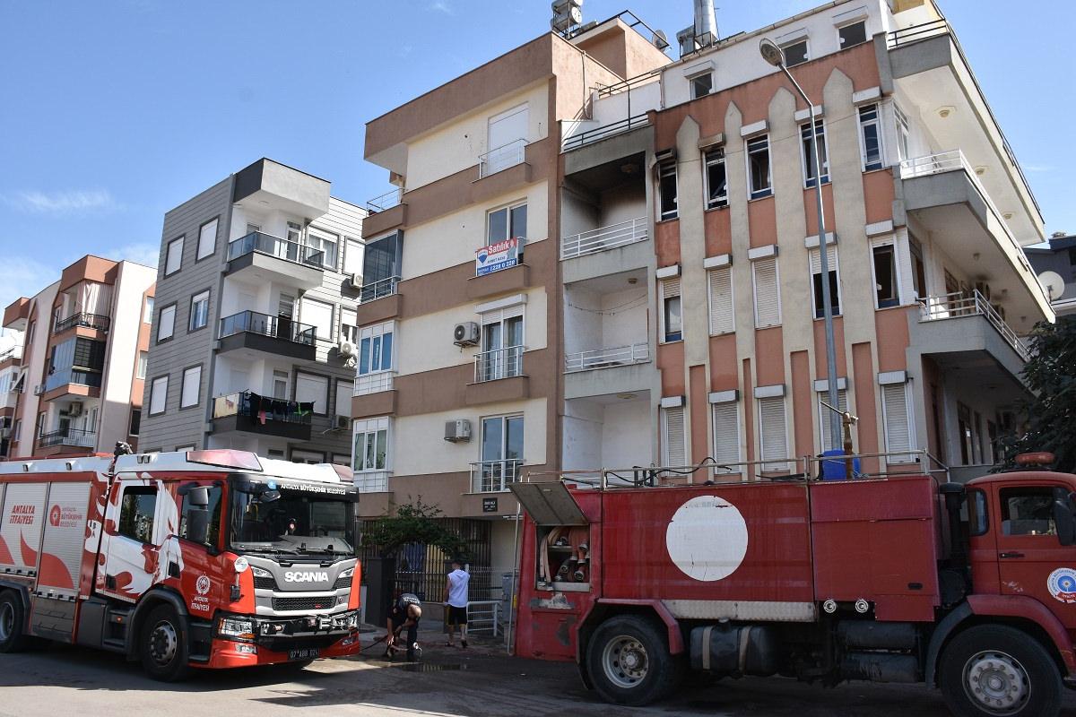 Antalya'da yangın çıkan daire kullanılamaz hale geldi