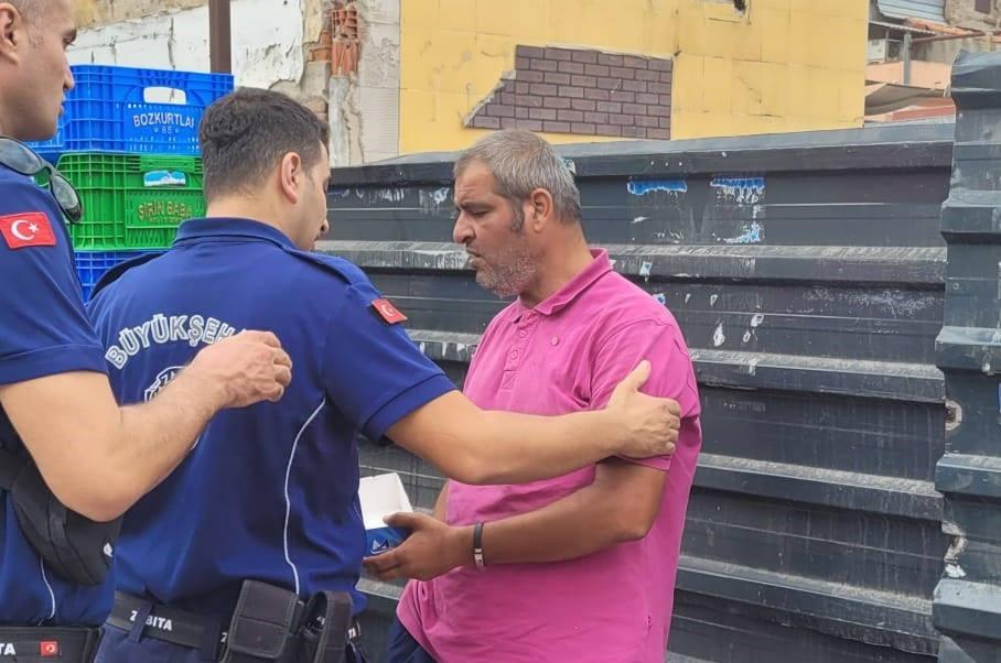 Zabıta bile şaşırdı! Dilenci 15 dakikada bin 200 lira topladı