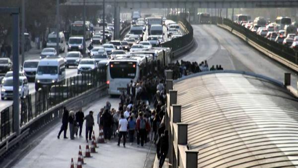 Avcılar'da metrobüse binmek isteyenlere 'beyaz yol' sürprizi