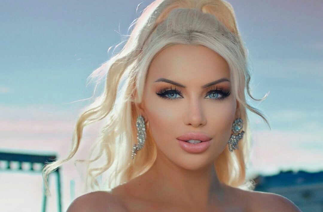 Şarkıcı Maya Sezan Aksu’nun Şarkısıyla Ortalığı Kasıp Kavurdu