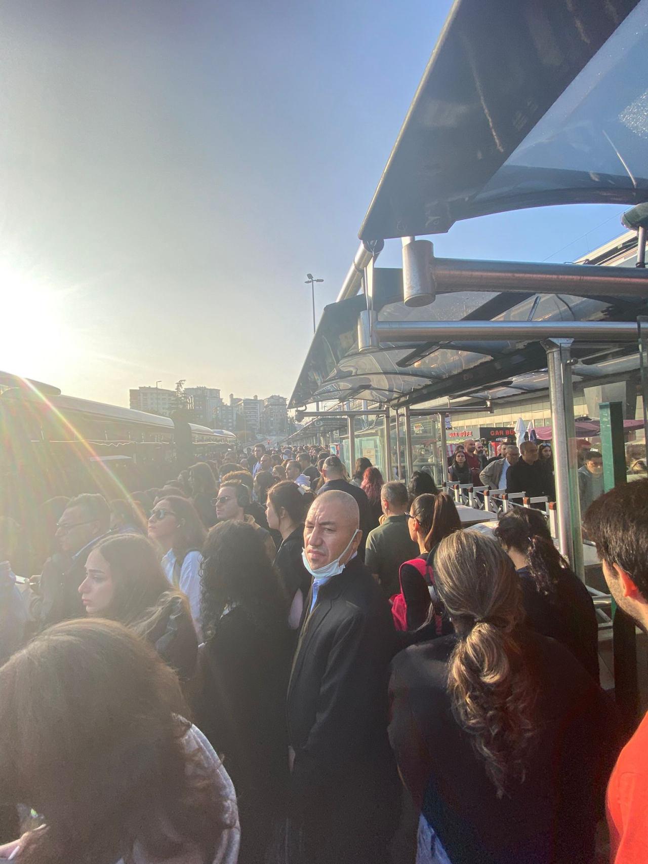 İstanbul'da sabah çilesi! Metrobüse binmek hayal oldu