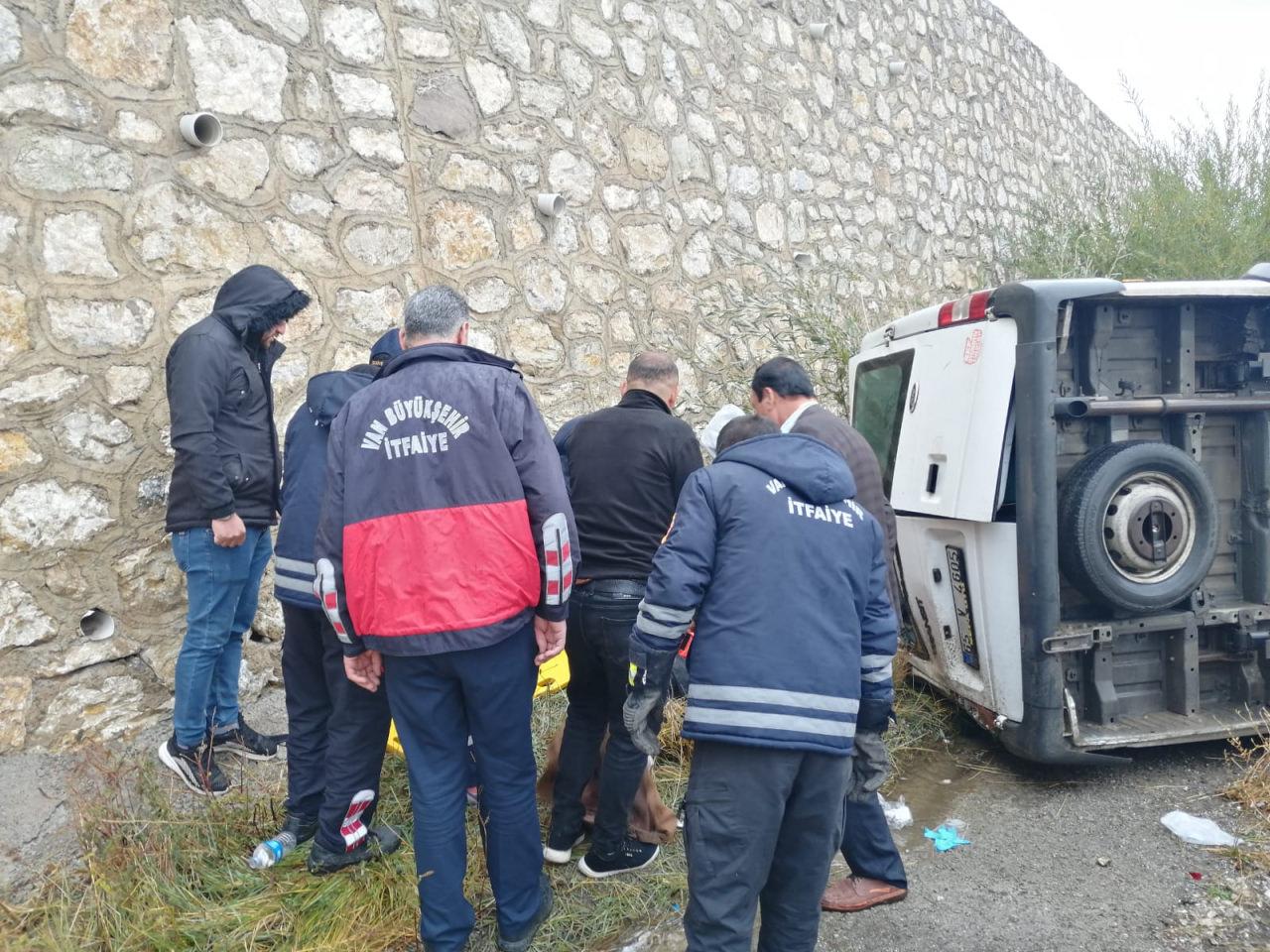 Van'da yolcu minibüsü devrildi: 14 kişi yaralandı var!