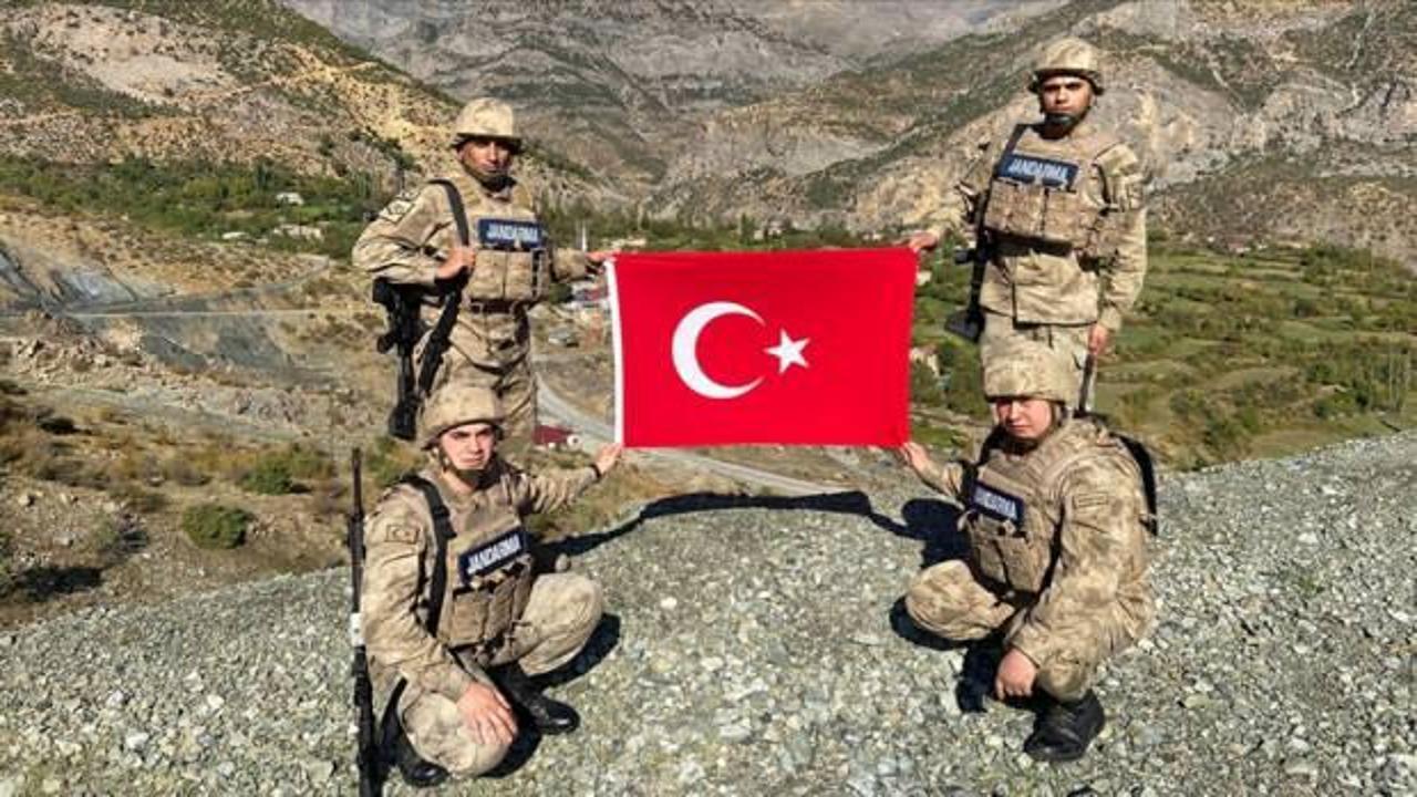 Bitlis’te jandarma personeli üst bölgelerinde Türk bayrağı açtı