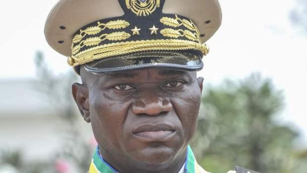 Cuntacı general, cumhurbaşkanı maaşından feragat etti