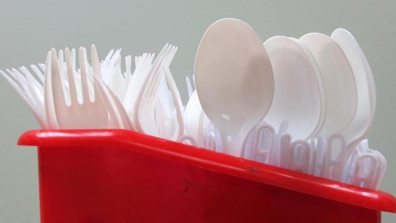 İngiltere’de tek kullanımlık plastik çatal, bıçak ve tabaklar yasaklandı