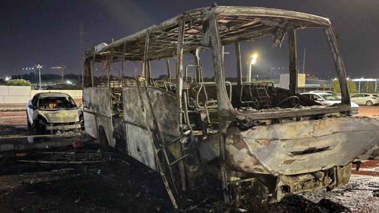 İstanbul’da şüpheli olay! İSPARK’ın otoparkında bulunan 2 araç yanarak kül oldu