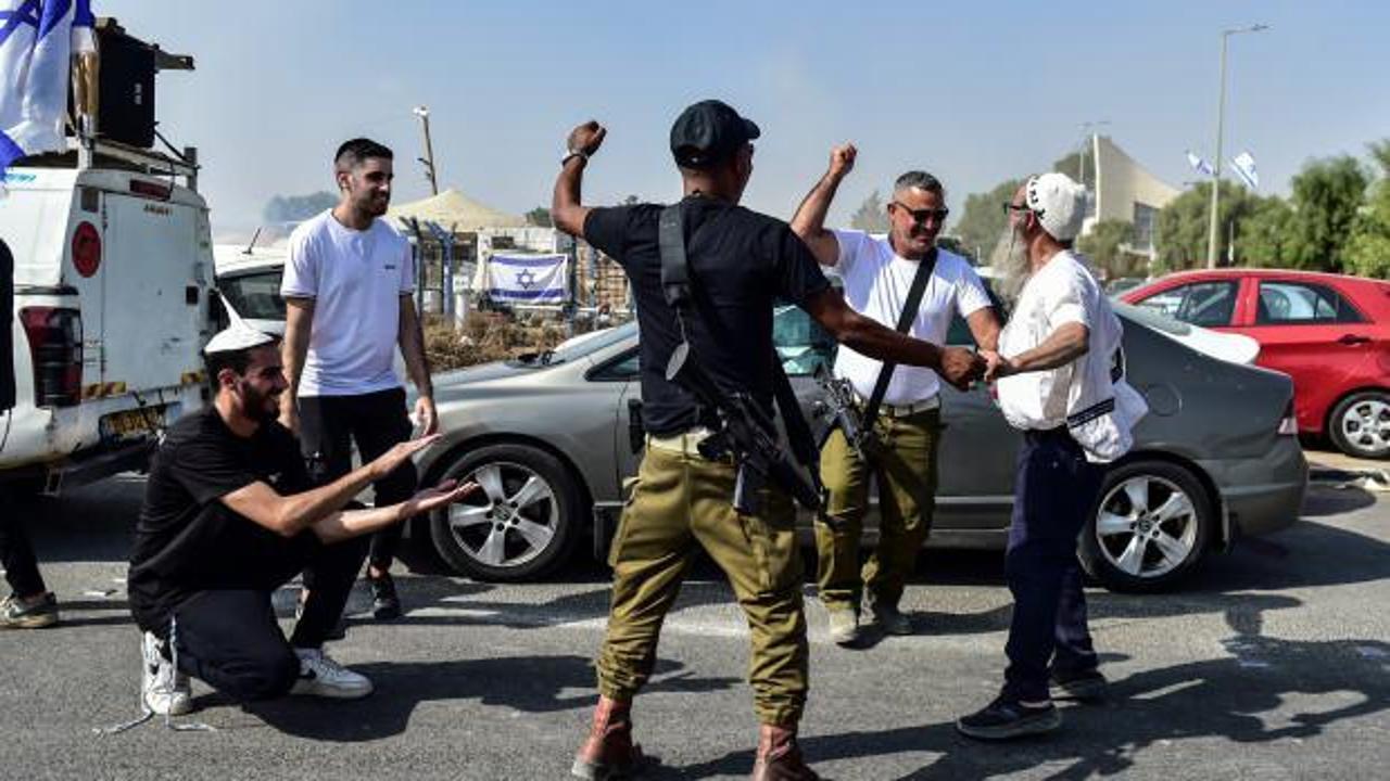 İsraillilerden vahşilik: Gazze’deki katliamın gölgesinde askerlerle dans ettiler