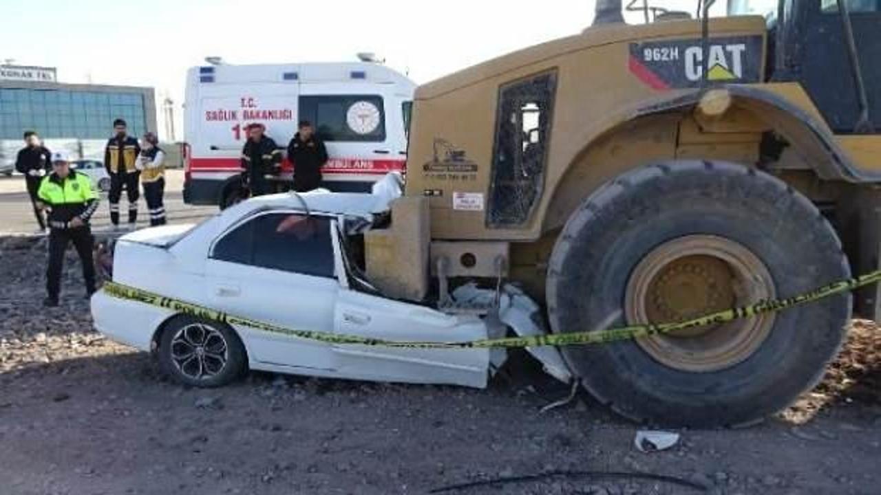 Otomobil iş makinesine çarptı, sürücü öldü