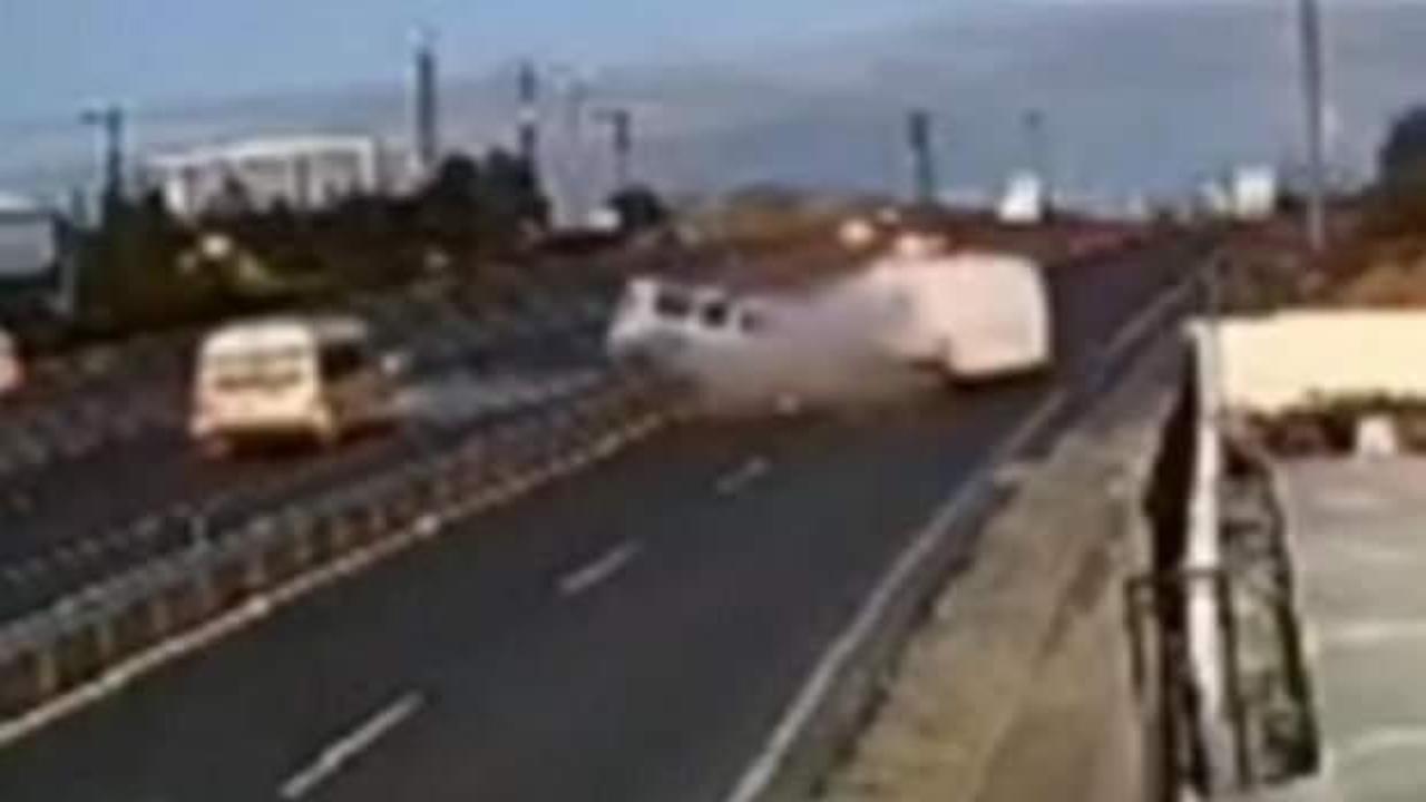 Ters şeride giren minibüs ile hafif ticari araç çarpıştı; 1 ölü, 1 yaralı