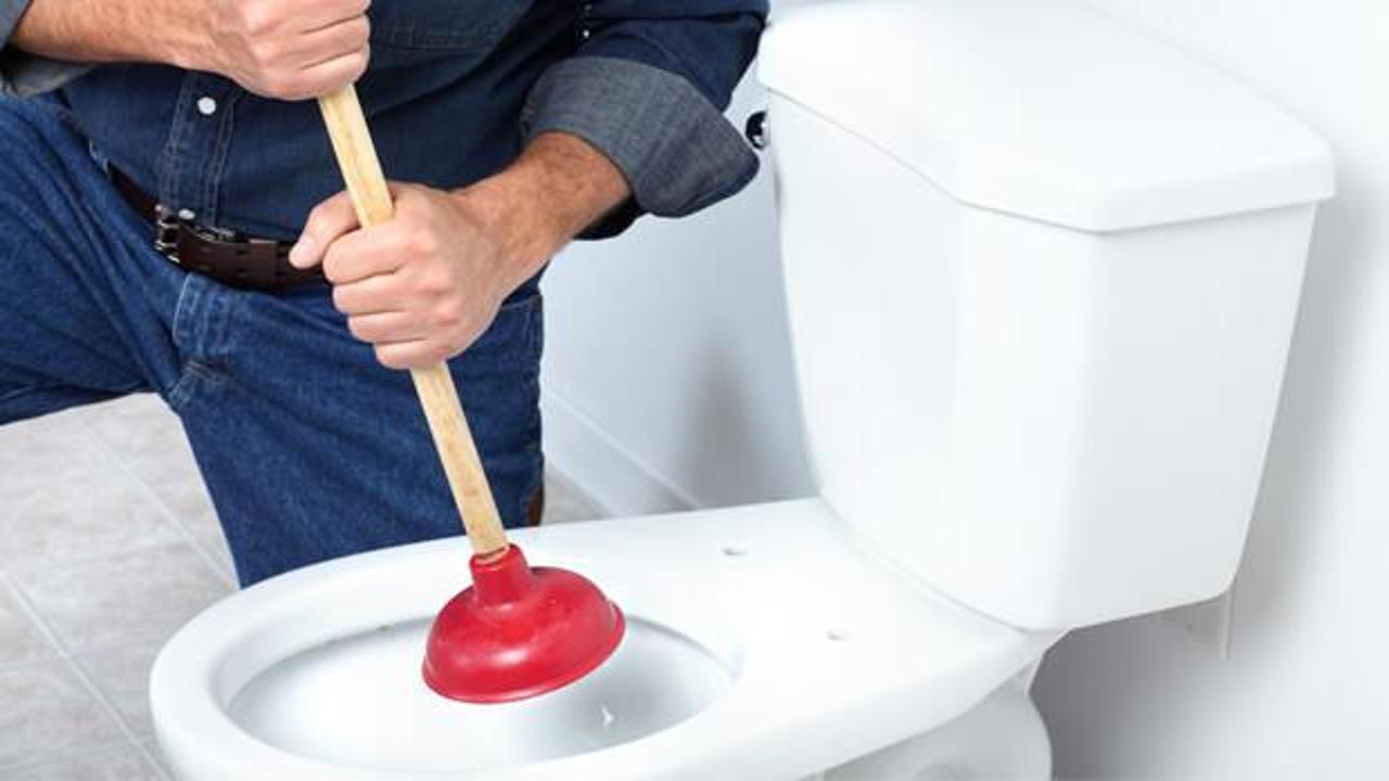 Tuvalet tıkanıklığını piston olmadan açmanın 5 yolu
