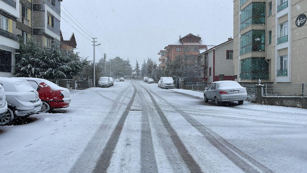 Bolu'da kar kalınlığı 10 santimetreye ulaştı