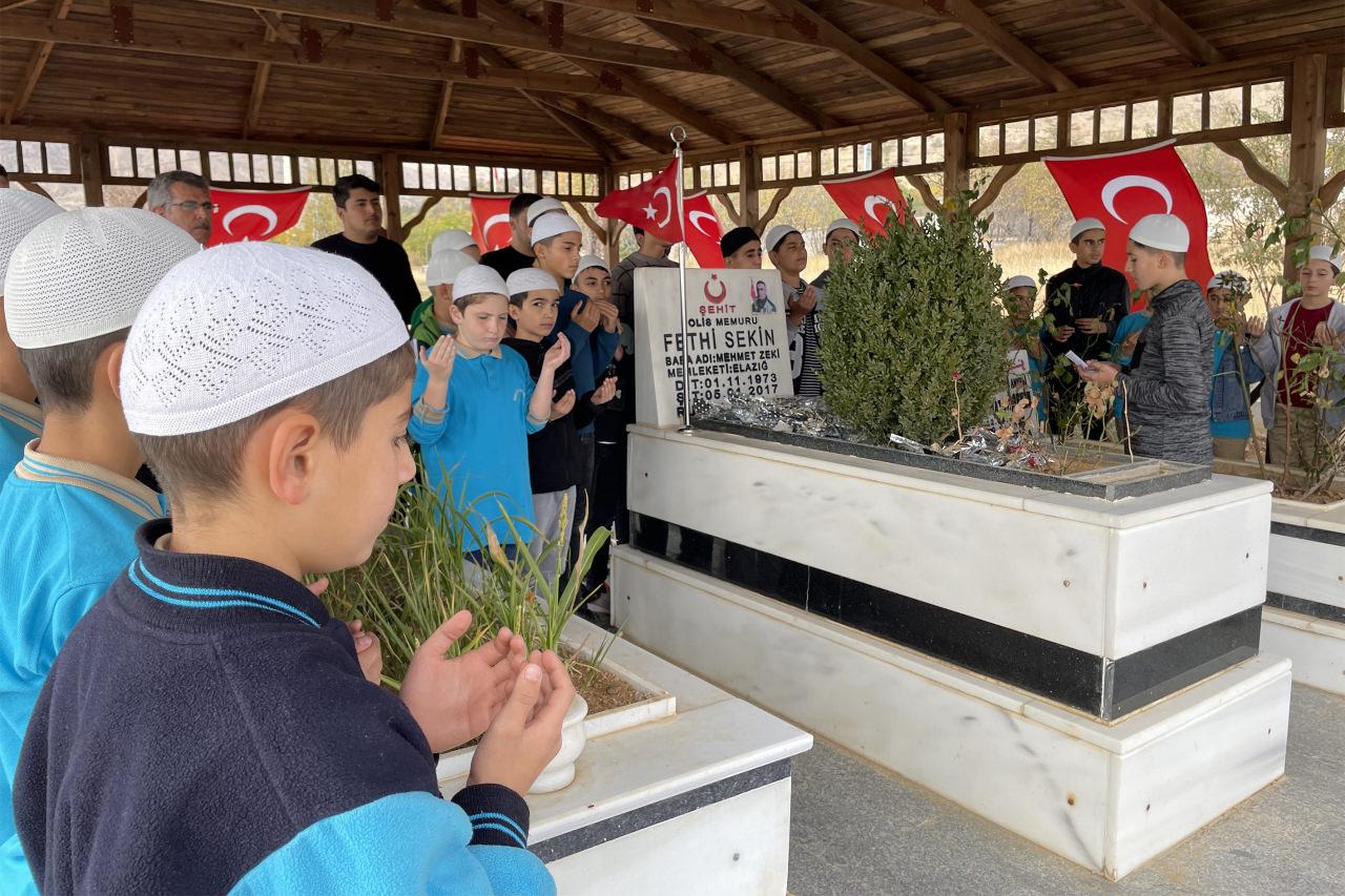 Şehit Fethi Sekin'in doğum gününde kabri başında Kur'an-ı Kerim okudular