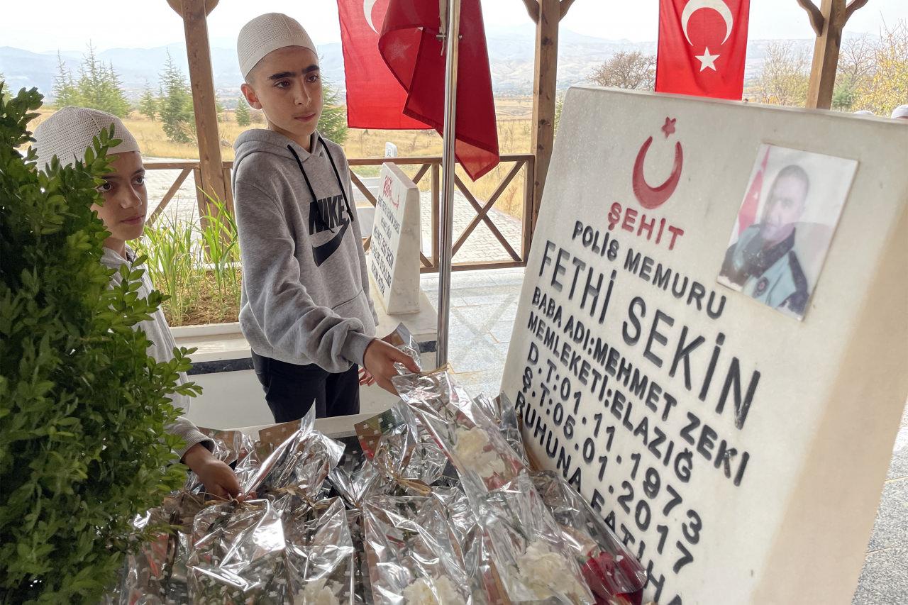 Şehit Fethi Sekin'in doğum gününde kabri başında Kur'an-ı Kerim okudular