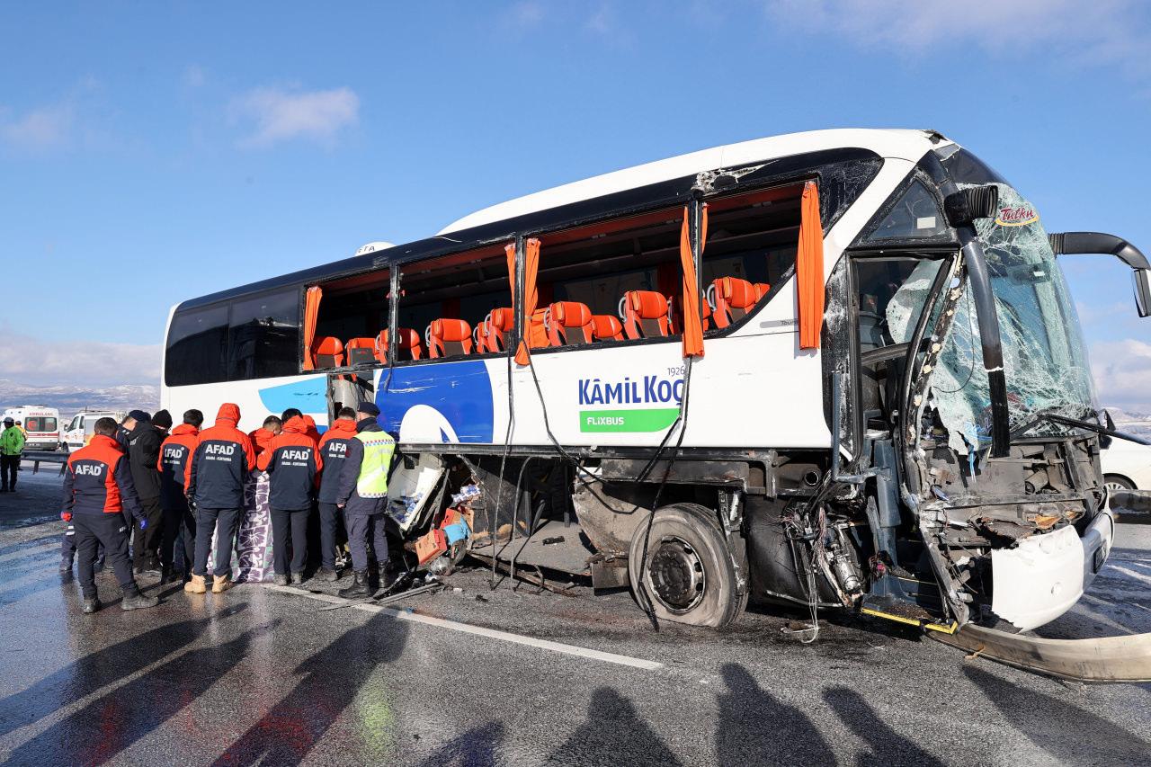 Yolcu otobüsüyle TIR  çarpıştı: 1 ölü 2 yaralı