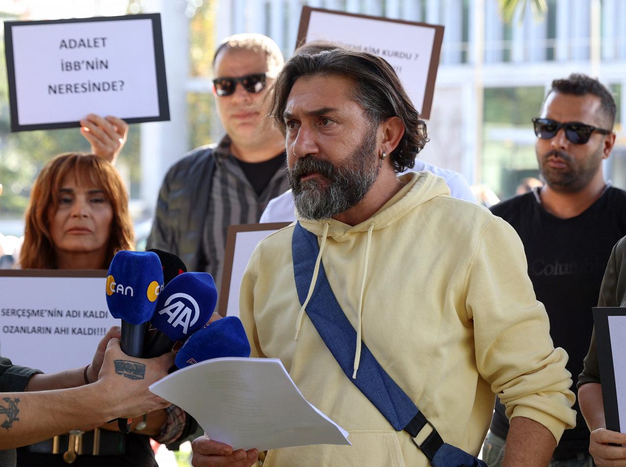 Sanatçılardan İBB önünde protesto: Sürekli aynı kişiler sahne alıyor!