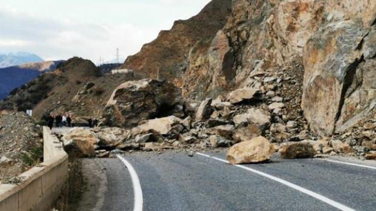 Artvin’de heyelan; kayalar kara yoluna düştü