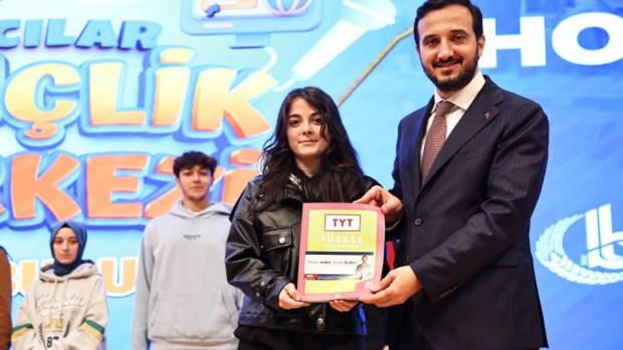 Bağcılar Belediyesi’nden üniversiteye hazırlanan öğrencilere kitap desteği