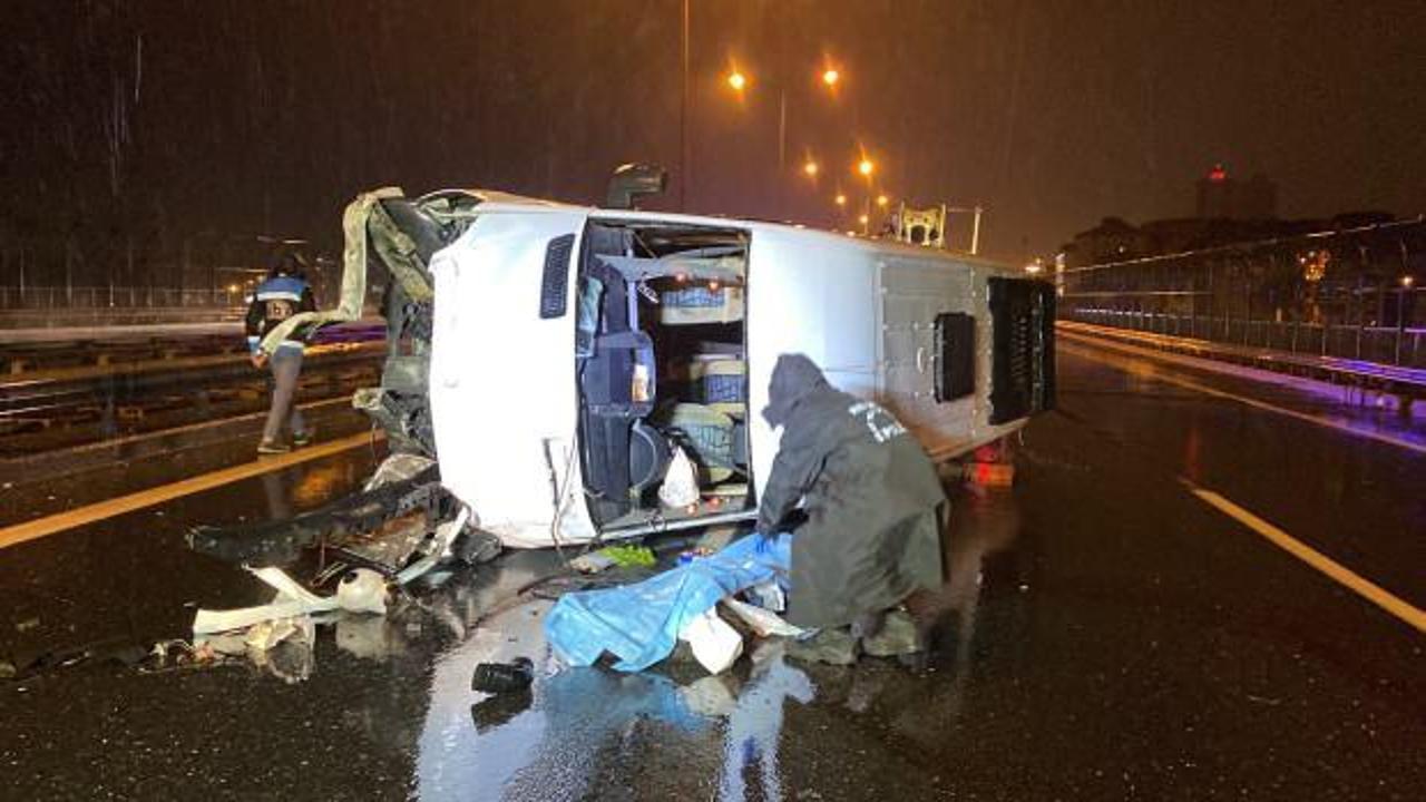 Bağcılar’da minibüs bariyerlere çarpıp devrildi: 1 ölü, 1 yaralı