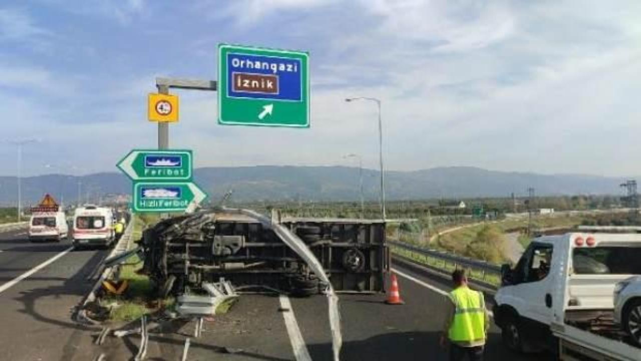 Bursa’da devrilen kamyonet, bariyerlere çarptı