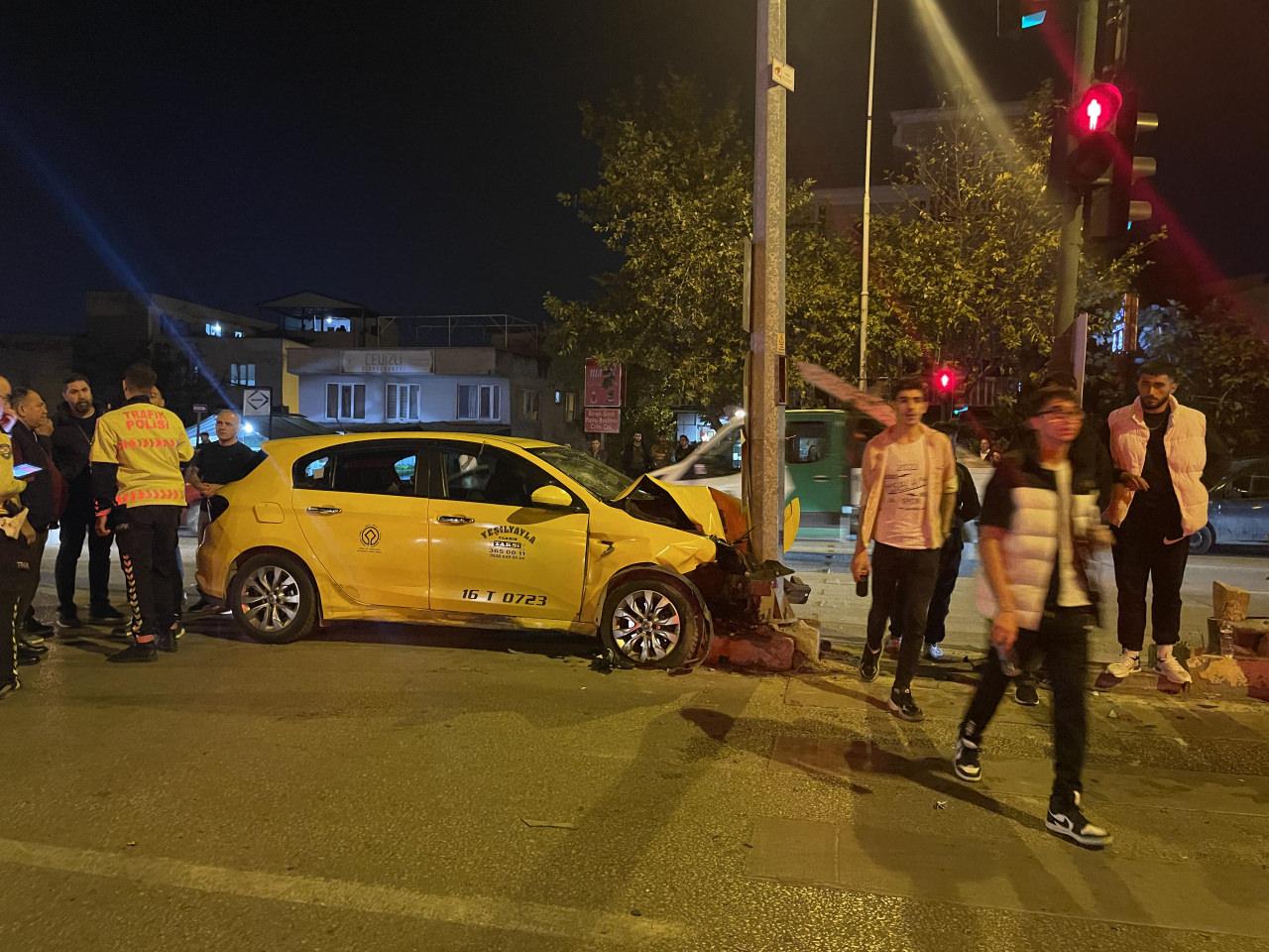 Taksi ile motosiklet çarpıştı: Çok sayıda yaralı var