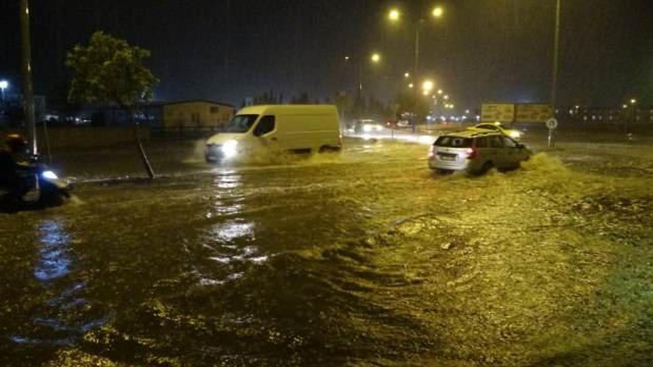 Çanakkale’de cadde ve sokaklar göle döndü