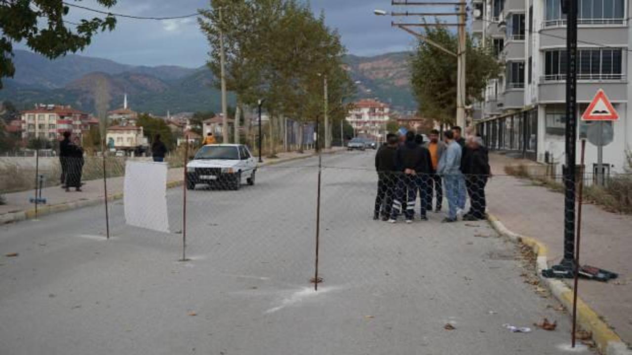 Çorum’da bir vatandaş, arazisinden geçen yolu mahkeme kararıyla ulaşıma kapattı