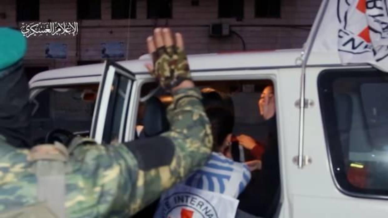 Esir takasında 3’üncü günde yine benzer tablo! İsrailliler Kassam askerlerine el salladı