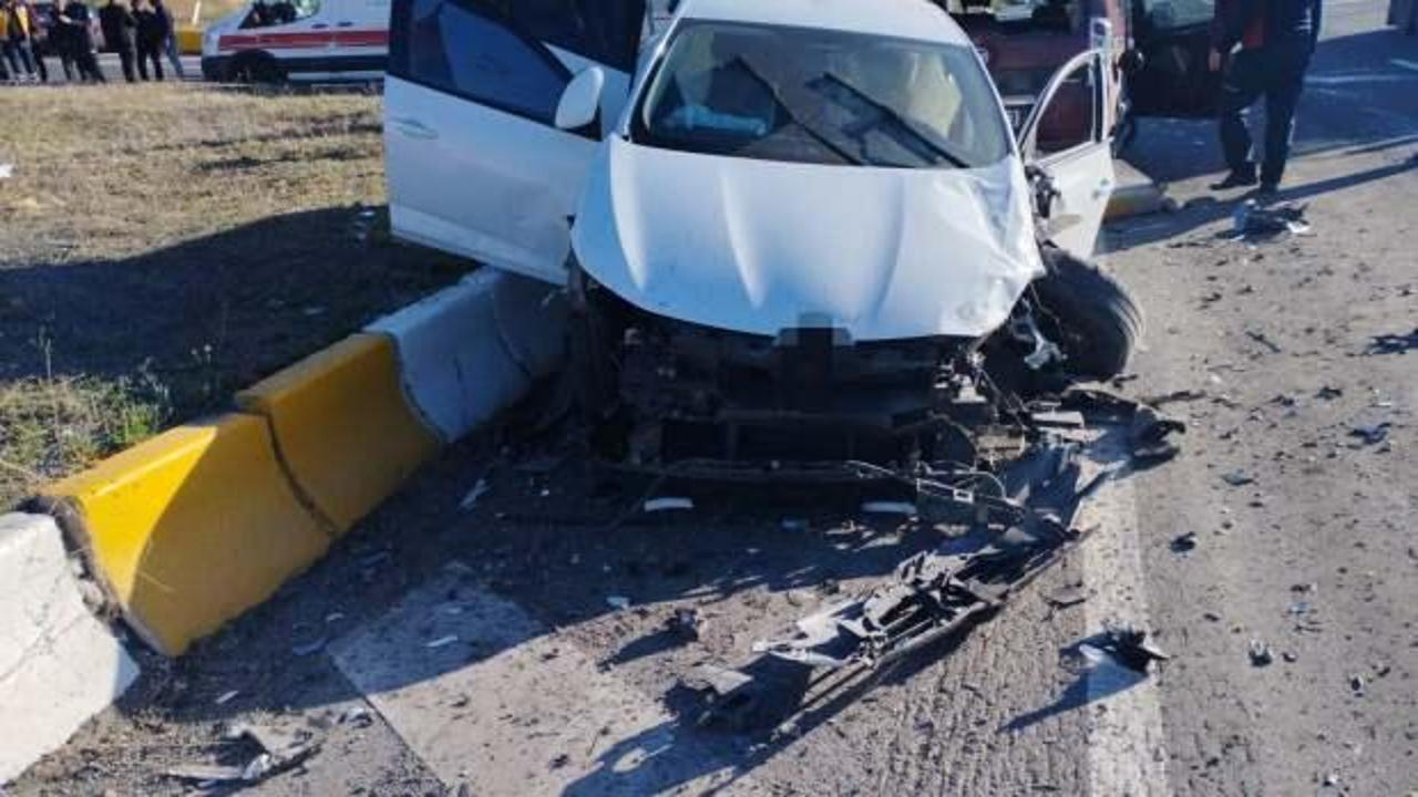 İki otomobil kafa kafaya çarpıştı: 7 yaralı