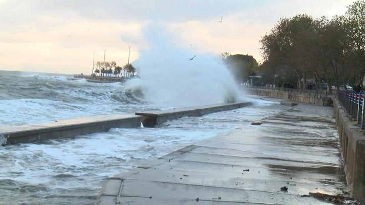 İstanbul’da fırtına hayatı olumsuz etkiledi: Deniz taştı!