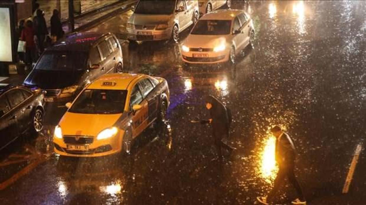 İstanbul’da sağanak ve şiddetli rüzgar hayatı olumsuz etkiliyor