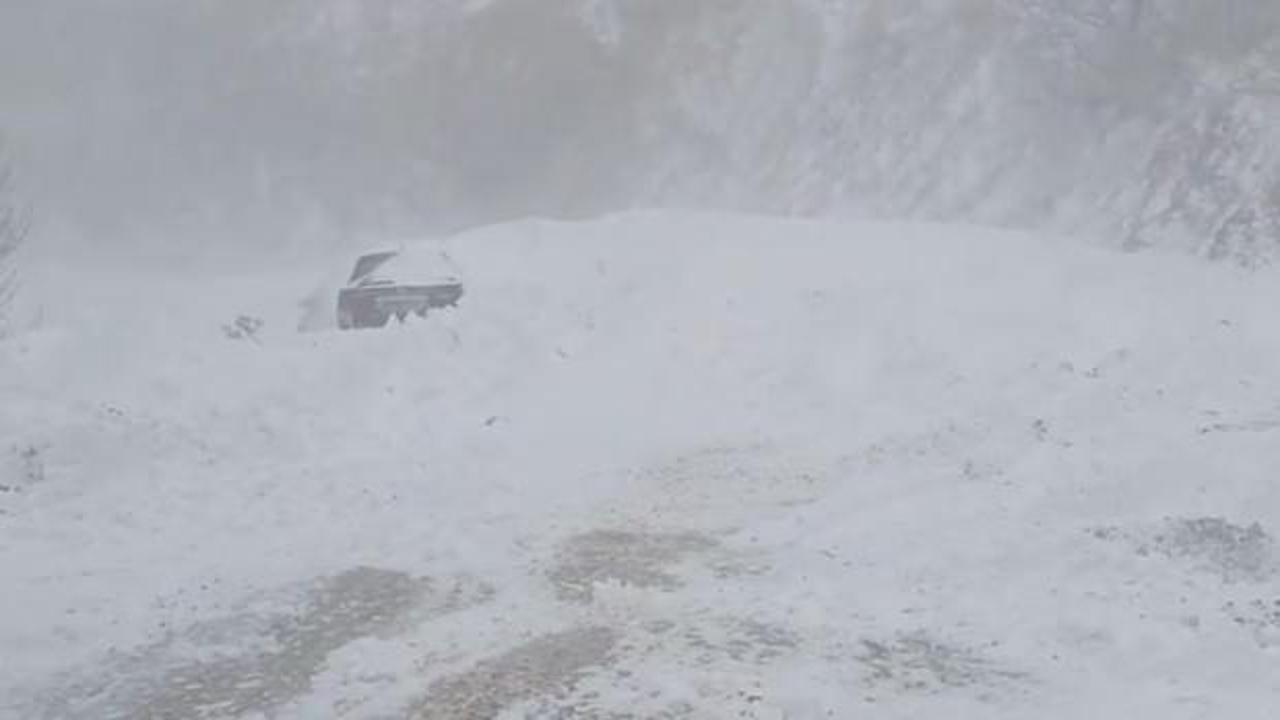 Karda yolda mahsur kalan 4 kişi ölümden döndü