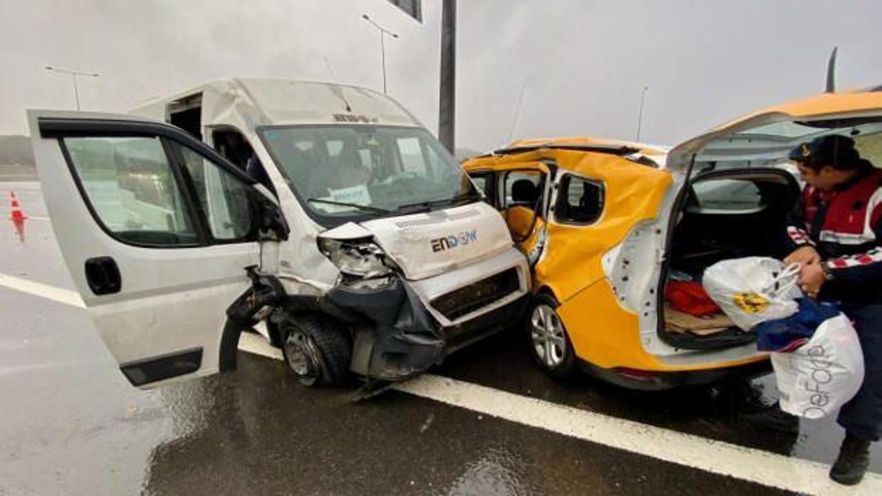 Kocaeli’de işçi servisiyle taksi çarpıştı: 13 yaralı