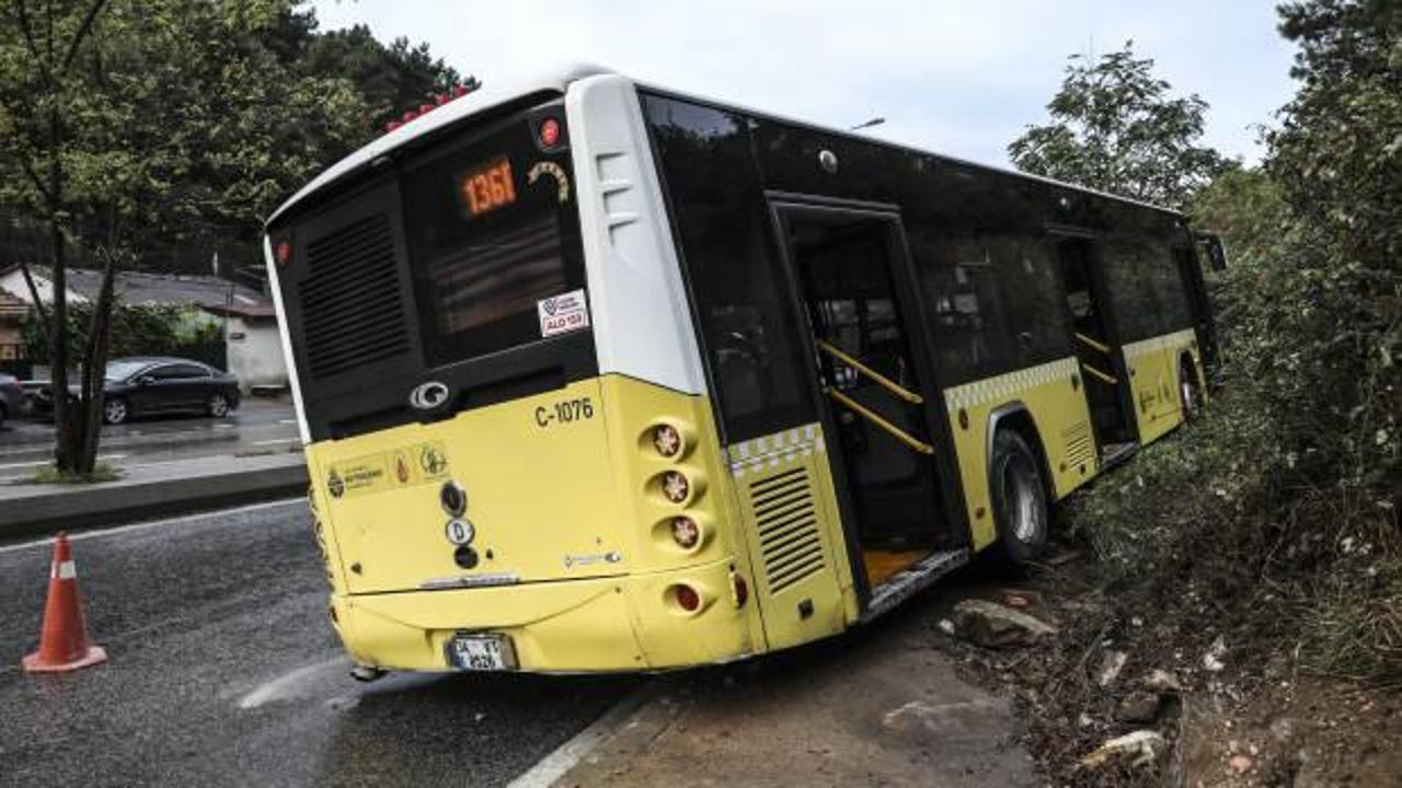 Ümraniye’de virajı alamayan özel halk otobüsü kaldırıma çıktı