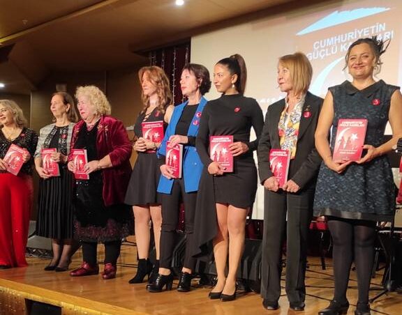 Ceren Moghaddam Cumhuriyetin Güçlü Kadınları Arasında