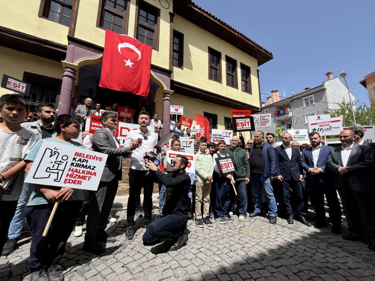 Uşak Belediyesi ÖNDER'e tahsis edilen binayı işgal etti