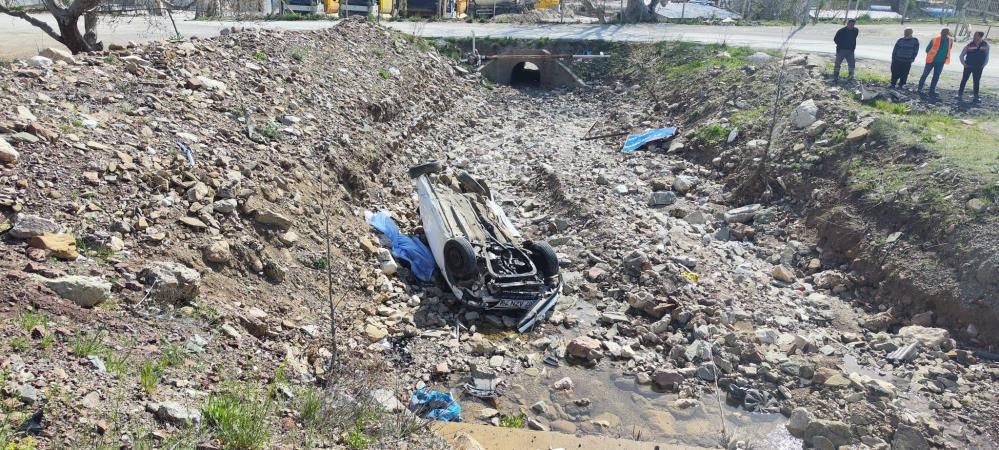 Alanya'da kontrolden çıkan otomobil dereye uçtu; 1 ölü