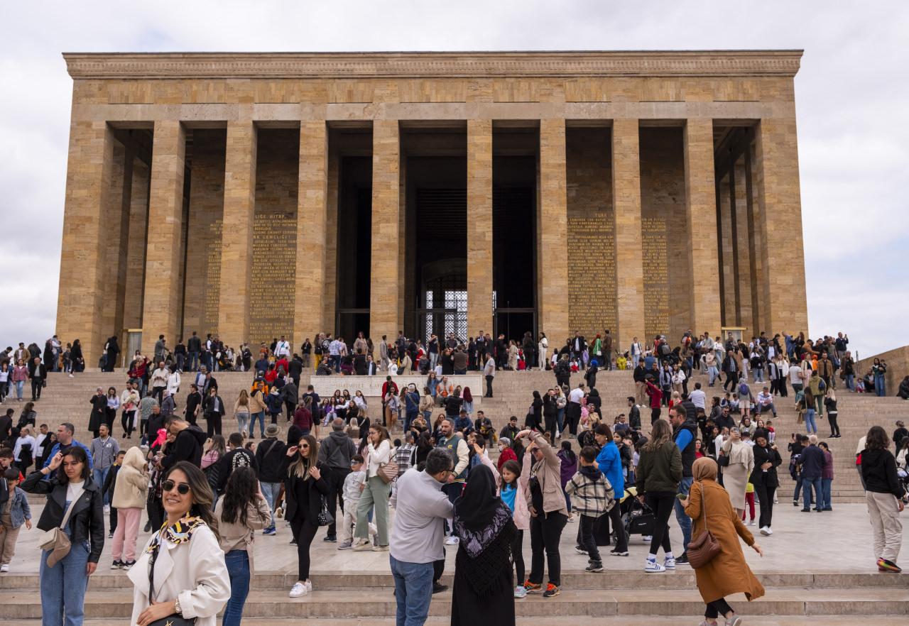 Anıtkabir'de bayram tatilinde ziyaretçi yoğunluğu