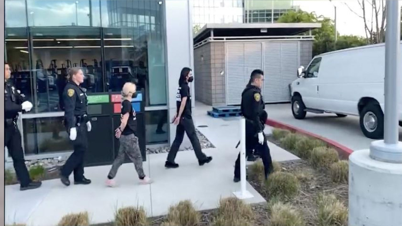 Şirketin İsrail hükümetiyle bağlarını protesto eden Google çalışanları tutuklandı