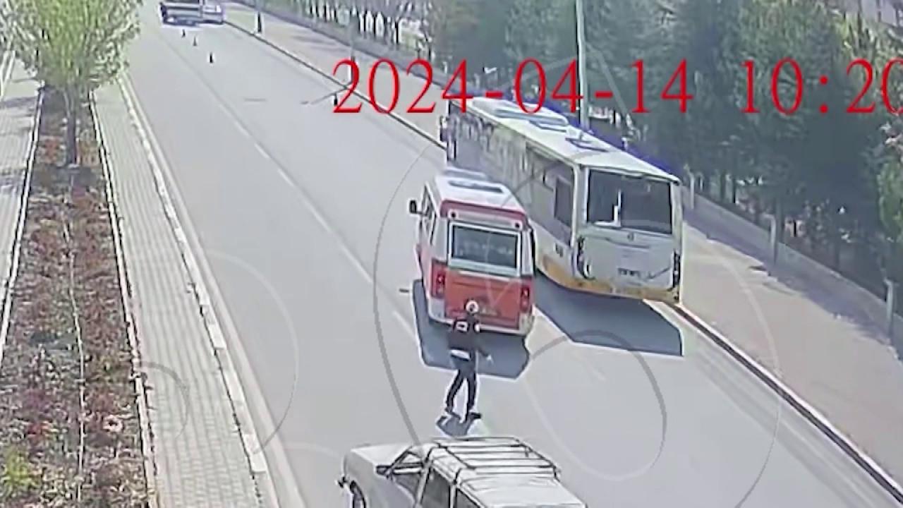 Bir anda geri geri kaymaya başladı: Trafik polisinin dikkati olası kazayı önledi