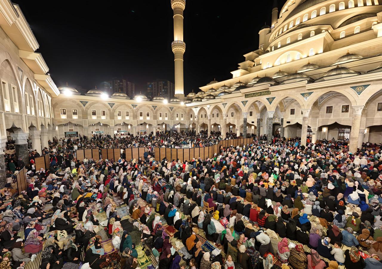 Şahinbey Millet Camii Kadir Gecesi'nde doldu taştı