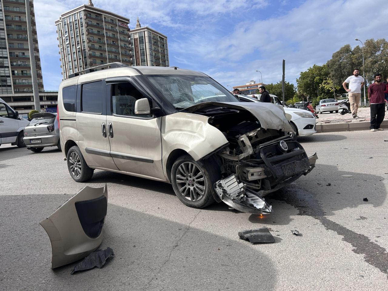 Hatay'da araçla çarpışan ambulans devrildi: 2 yaralı