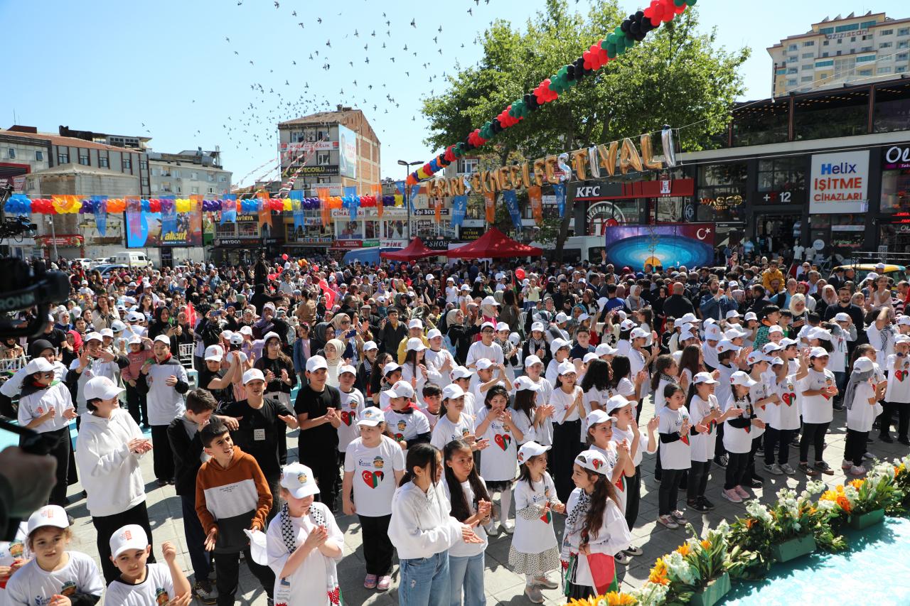 Esenler'de Gazzeli çocuklar barış ekmeği pişirdi