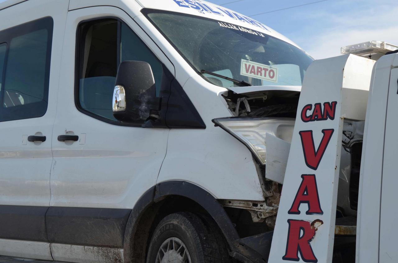 Muş'ta öğrenci servisi ile hafif ticari araç çarpıştı: 10 yaralı