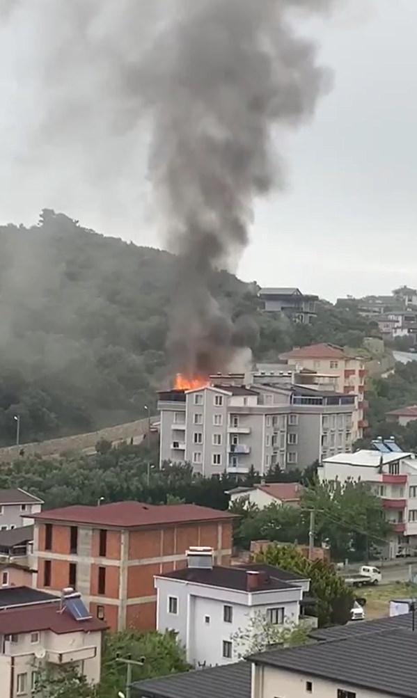 Yalova’da çatı katında çıkan yangında 4 daire küle döndü!