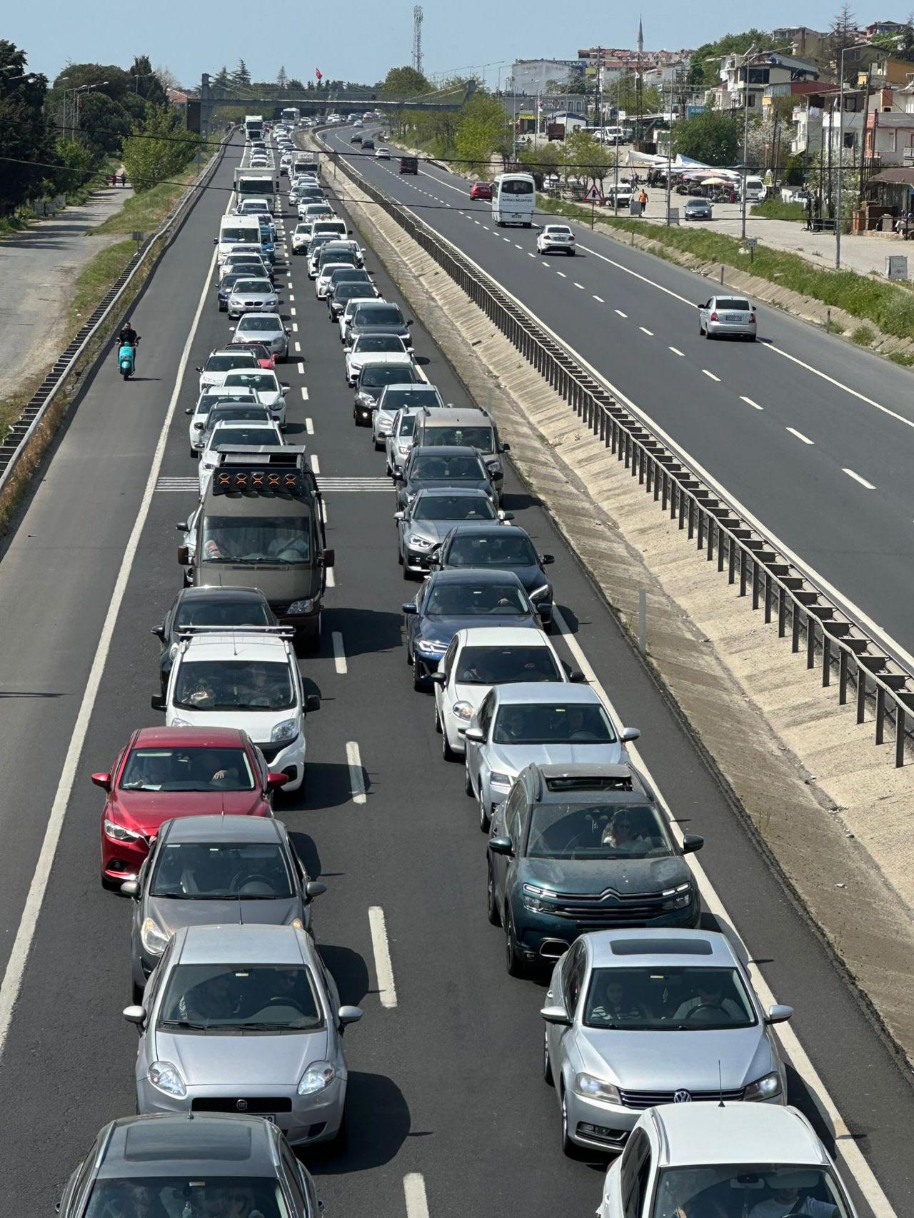 Tekirdağ'dan İstanbul yönüne trafik yoğunluğu yaşanıyor