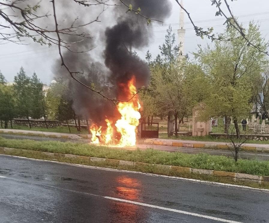 Mezarlık ziyaretinde yangın: Otomobil alevlere teslim oldu