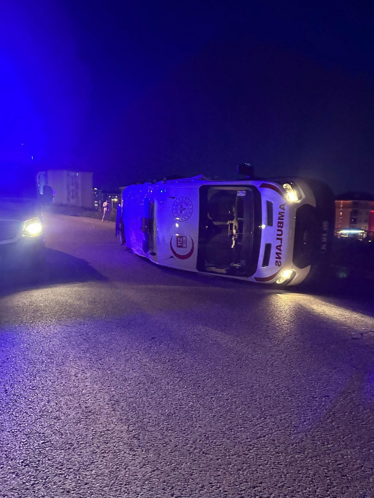 Hasta almaya giden ambulans otomobille çarpıştı: 5 yaralı